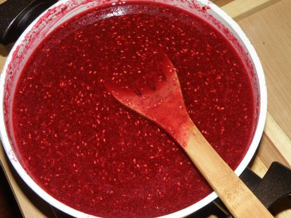 Maliny s cukrem na zimu bez vaření, Pyatiminutka, v mrazáku. Recept na čerstvé maliny, nastrouhaný cukrem