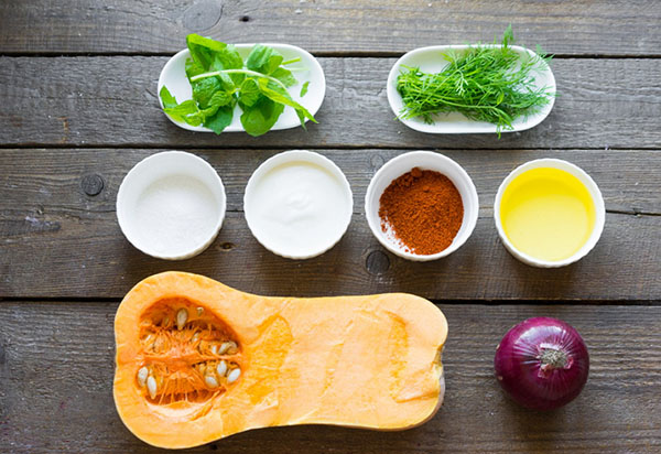 Neobvyklý recept: lahodný salát s dýní a cibulí v hlubokém smažení
