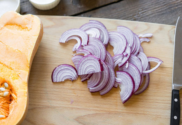 Neobvyklý recept: lahodný salát s dýní a cibulí v hlubokém smažení