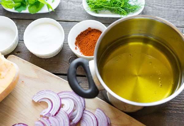 Neobvyklý recept: lahodný salát s dýní a cibulí v hlubokém smažení