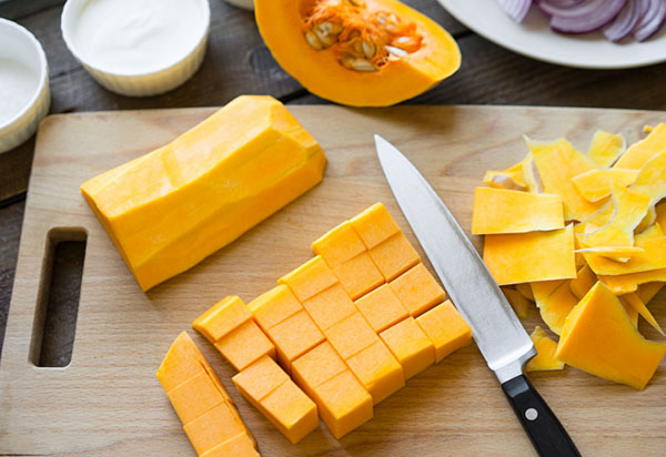Neobvyklý recept: lahodný salát s dýní a cibulí v hlubokém smažení