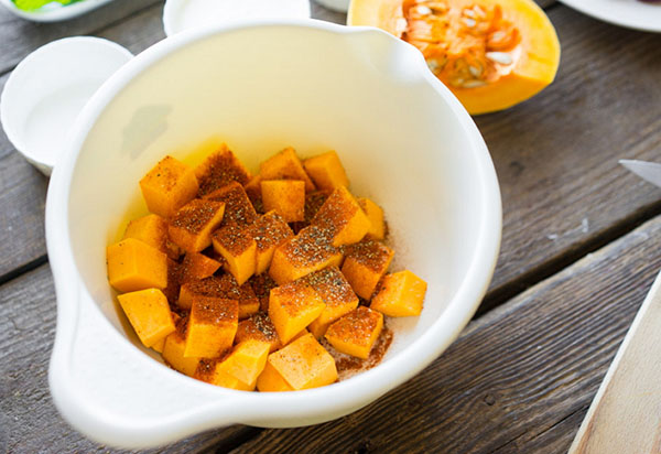 Neobvyklý recept: lahodný salát s dýní a cibulí v hlubokém smažení