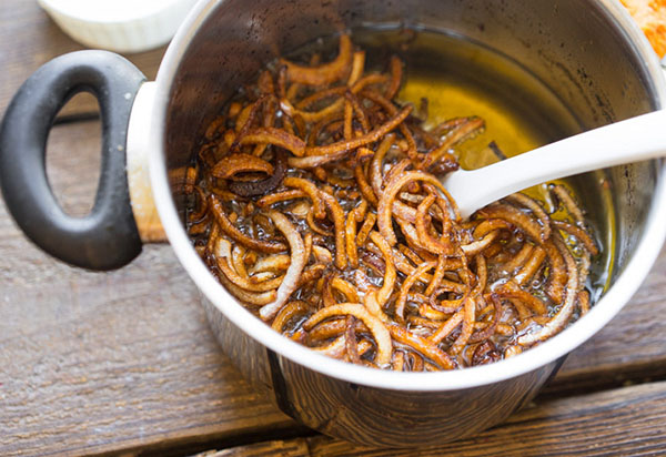 Neobvyklý recept: lahodný salát s dýní a cibulí v hlubokém smažení