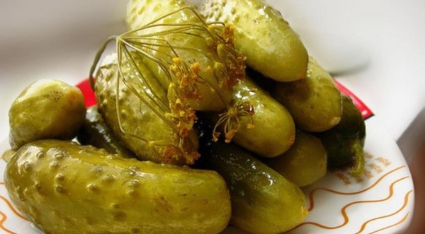 Okurky studené pod nohama nylonové a kovové. Nakrájení okurky chladným způsobem na zimu: s hořčicí, vodkou, bez octa