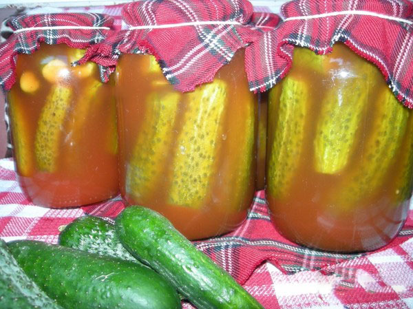 Okurky s kečupem na zimu - bez sterilizace, v plechovkách. Sklizeň pro zimní ostré a křupavé okurky s kečup chili