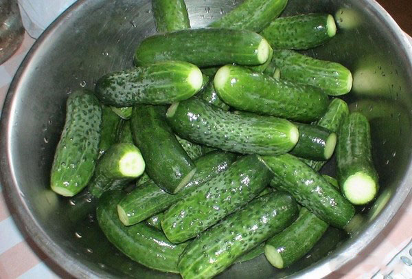 Okurky s kečupem na zimu - bez sterilizace, v plechovkách. Sklizeň pro zimní ostré a křupavé okurky s kečup chili