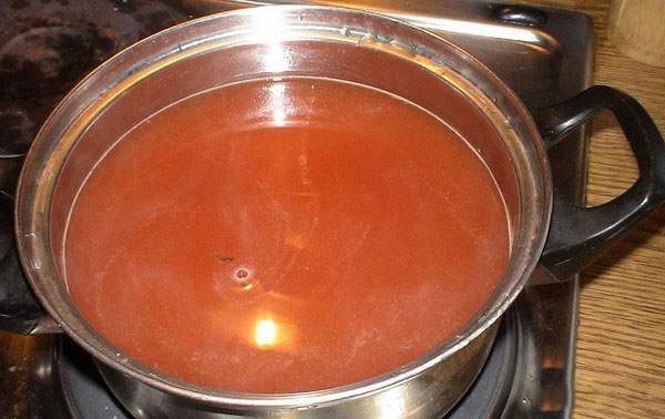 Okurky s kečupem na zimu - bez sterilizace, v plechovkách. Sklizeň pro zimní ostré a křupavé okurky s kečup chili