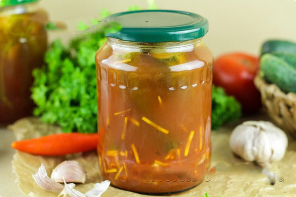 Okurky s kečupem na zimu - bez sterilizace, v plechovkách. Sklizeň pro zimní ostré a křupavé okurky s kečup chili