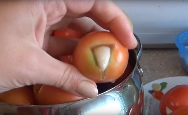 Rajčata s česnekem na zimu, recepty. Sklizeň rajčat s česnekem na zimu: recept na rychlé vaření, bez sterilizace, solené bez koupání
