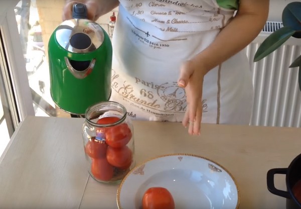Rajčata ve vlastní šťávě na zimu, recepty s fotografiemi