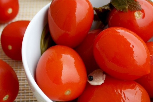 Rajčata ve vlastní šťávě na zimu, recepty s fotografiemi