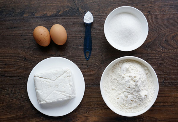 Jednoduchý recept na snídani: tvaroh s barevnou glazurou