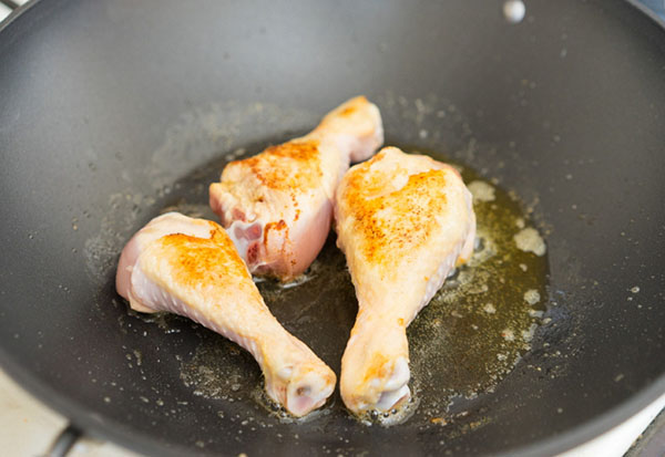 Jednoduchý recept: kuřecí maso s houbami v hořčičné smetanové omáčce