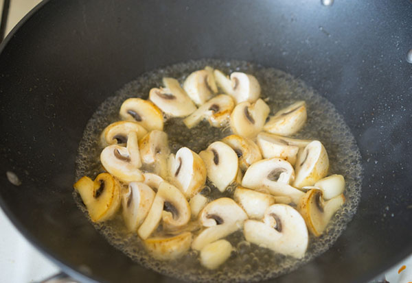 Jednoduchý recept: kuřecí maso s houbami v hořčičné smetanové omáčce