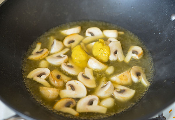 Jednoduchý recept: kuřecí maso s houbami v hořčičné smetanové omáčce