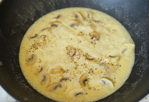 Jednoduchý recept: kuřecí maso s houbami v hořčičné smetanové omáčce