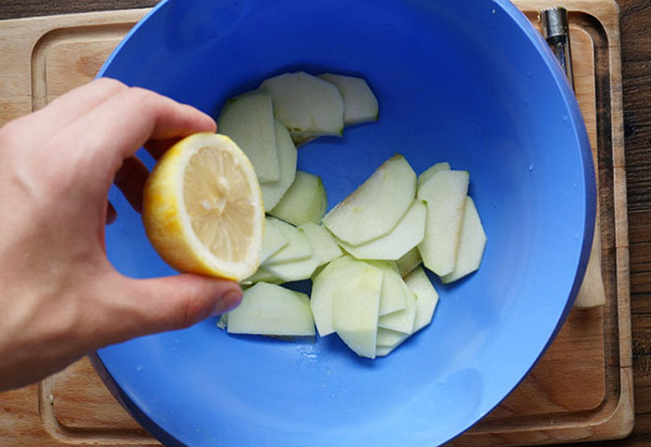 Jednoduchý recept na jablečný koláč se skořicí