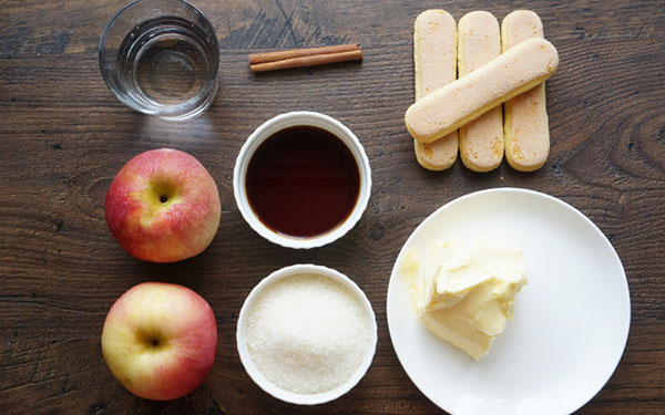 Recept na vynikající jablko charlotte s cookies Savoyardi