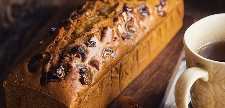 Recept na úžasný krémový medový dort s daty a ořechy