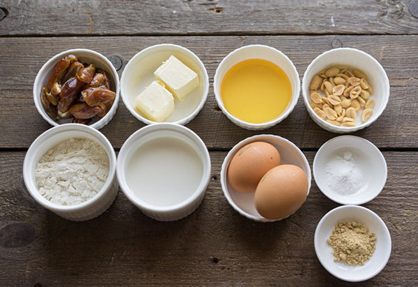 Recept na úžasný krémový medový dort s daty a ořechy