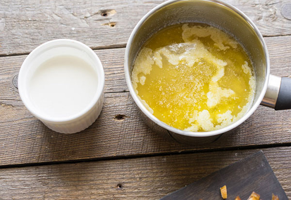 Recept na úžasný krémový medový dort s daty a ořechy