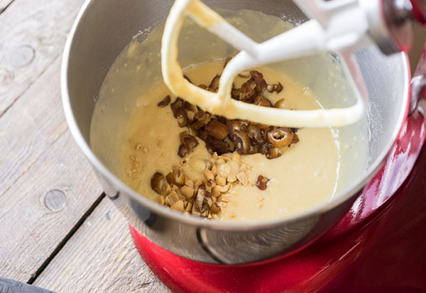 Recept na úžasný krémový medový dort s daty a ořechy