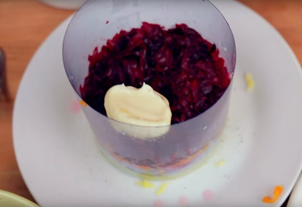 Recept pro sleď pod kožešinovým pláštěm na Nový rok doma - klasický, rohlík, s jablkem krok za krokem