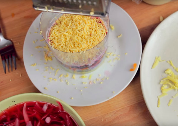 Recept pro sleď pod kožešinovým pláštěm na Nový rok doma - klasický, rohlík, s jablkem krok za krokem