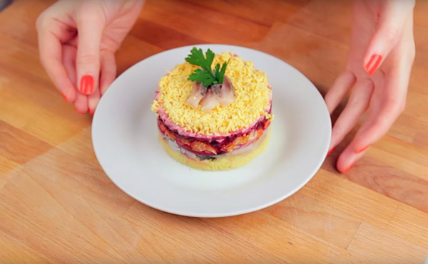 Recept pro sleď pod kožešinovým pláštěm na Nový rok doma - klasický, rohlík, s jablkem krok za krokem
