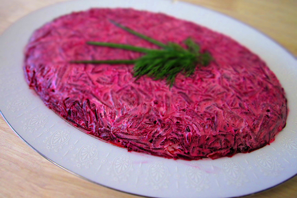 Recept pro sleď pod kožešinovým pláštěm na Nový rok doma - klasický, rohlík, s jablkem krok za krokem