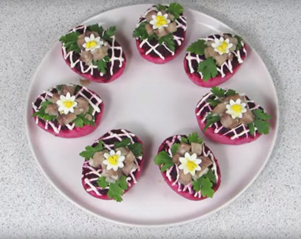 Recept pro sleď pod kožešinovým pláštěm na Nový rok doma - klasický, rohlík, s jablkem krok za krokem
