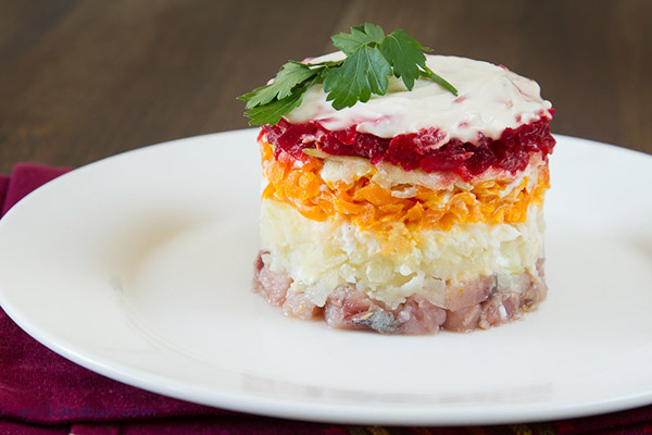 Recept pro sleď pod kožešinovým pláštěm na Nový rok doma - klasický, rohlík, s jablkem krok za krokem