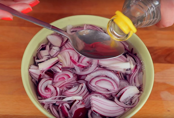 Recept pro sleď pod kožešinovým pláštěm na Nový rok doma - klasický, rohlík, s jablkem krok za krokem