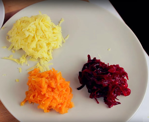 Recept pro sleď pod kožešinovým pláštěm na Nový rok doma - klasický, rohlík, s jablkem krok za krokem