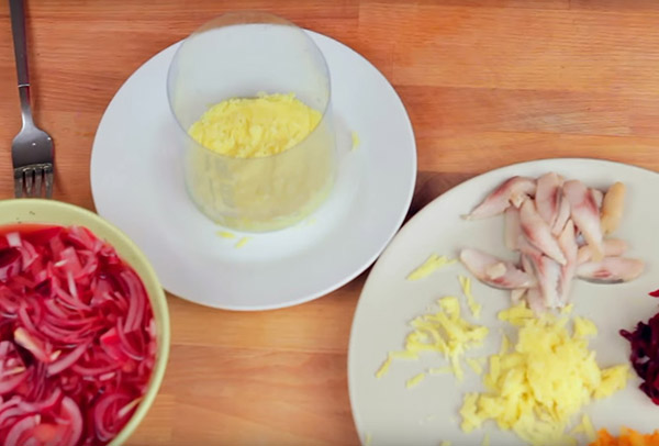 Recept pro sleď pod kožešinovým pláštěm na Nový rok doma - klasický, rohlík, s jablkem krok za krokem