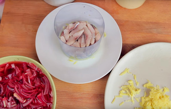 Recept pro sleď pod kožešinovým pláštěm na Nový rok doma - klasický, rohlík, s jablkem krok za krokem