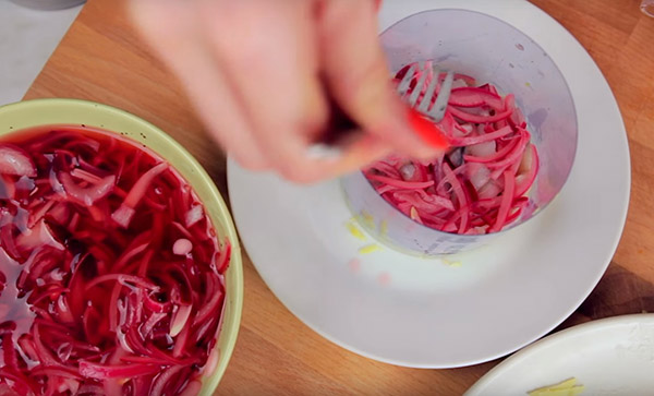 Recept pro sleď pod kožešinovým pláštěm na Nový rok doma - klasický, rohlík, s jablkem krok za krokem