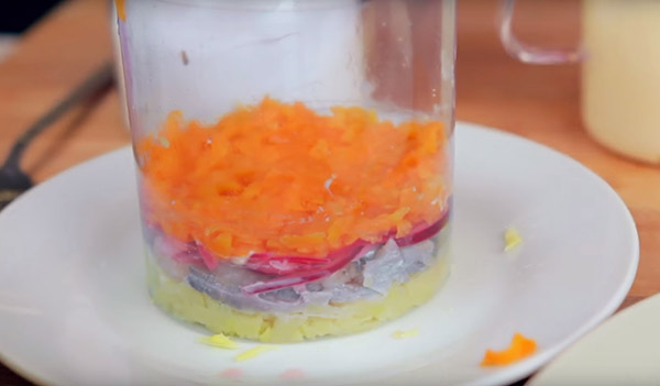 Recept pro sleď pod kožešinovým pláštěm na Nový rok doma - klasický, rohlík, s jablkem krok za krokem
