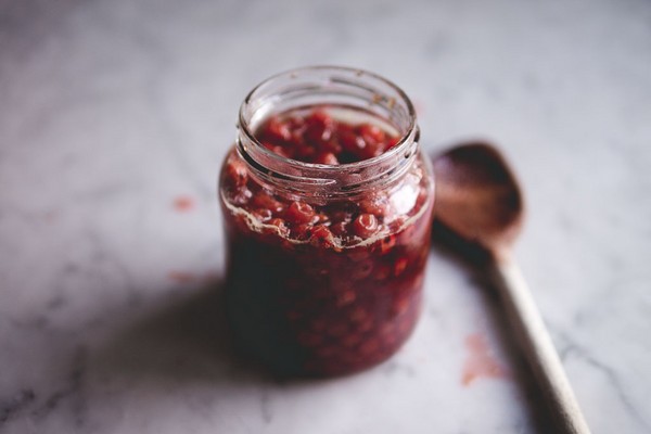 Rowan na zimu: recepty na předvalky z obvyklé červené a černé chokeberry