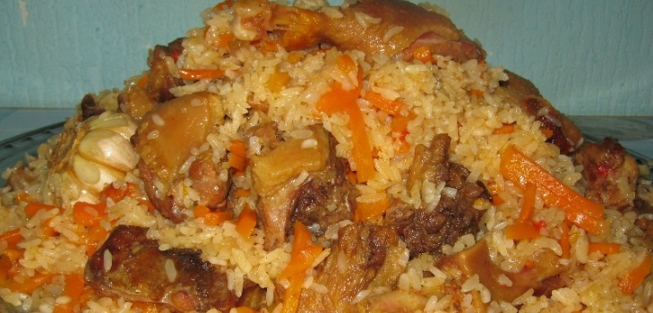 pilaf na talíři