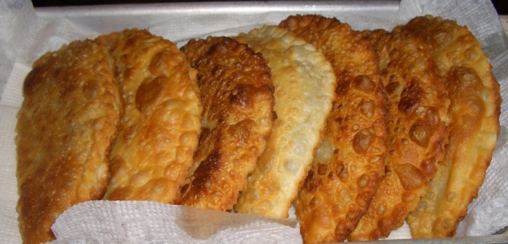 chebureks v talíři