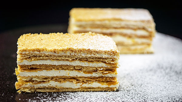 Cake "Napoleon", recepty s fotografií doma: klasické (sovětské), s pudinkem, s kondenzovaným mlékem, z bafetového pečiva