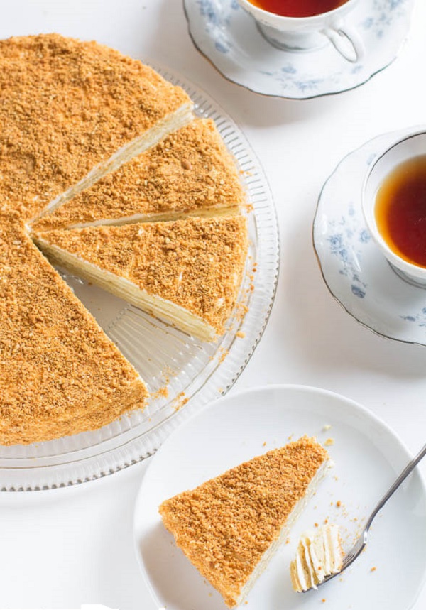 Cake "Napoleon", recepty s fotografií doma: klasické (sovětské), s pudinkem, s kondenzovaným mlékem, z bafetového pečiva