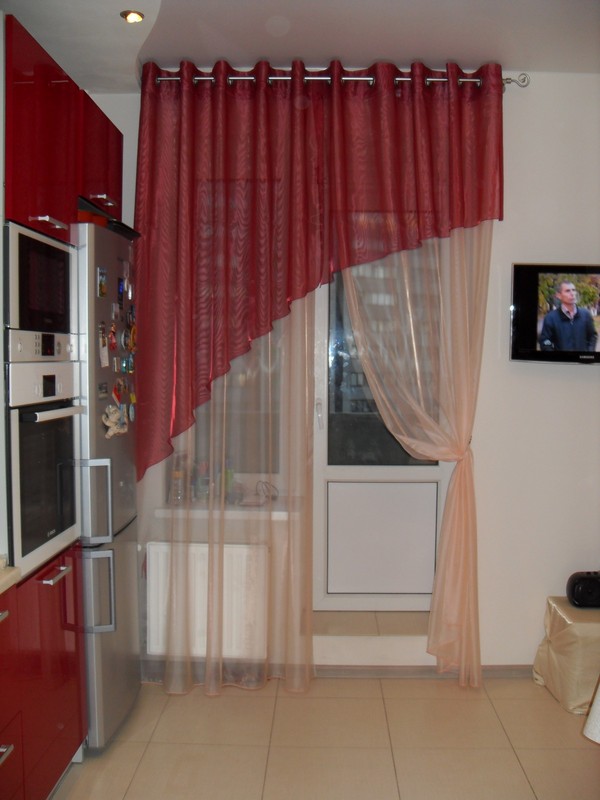 Moderní záclony v kuchyni s fotografií